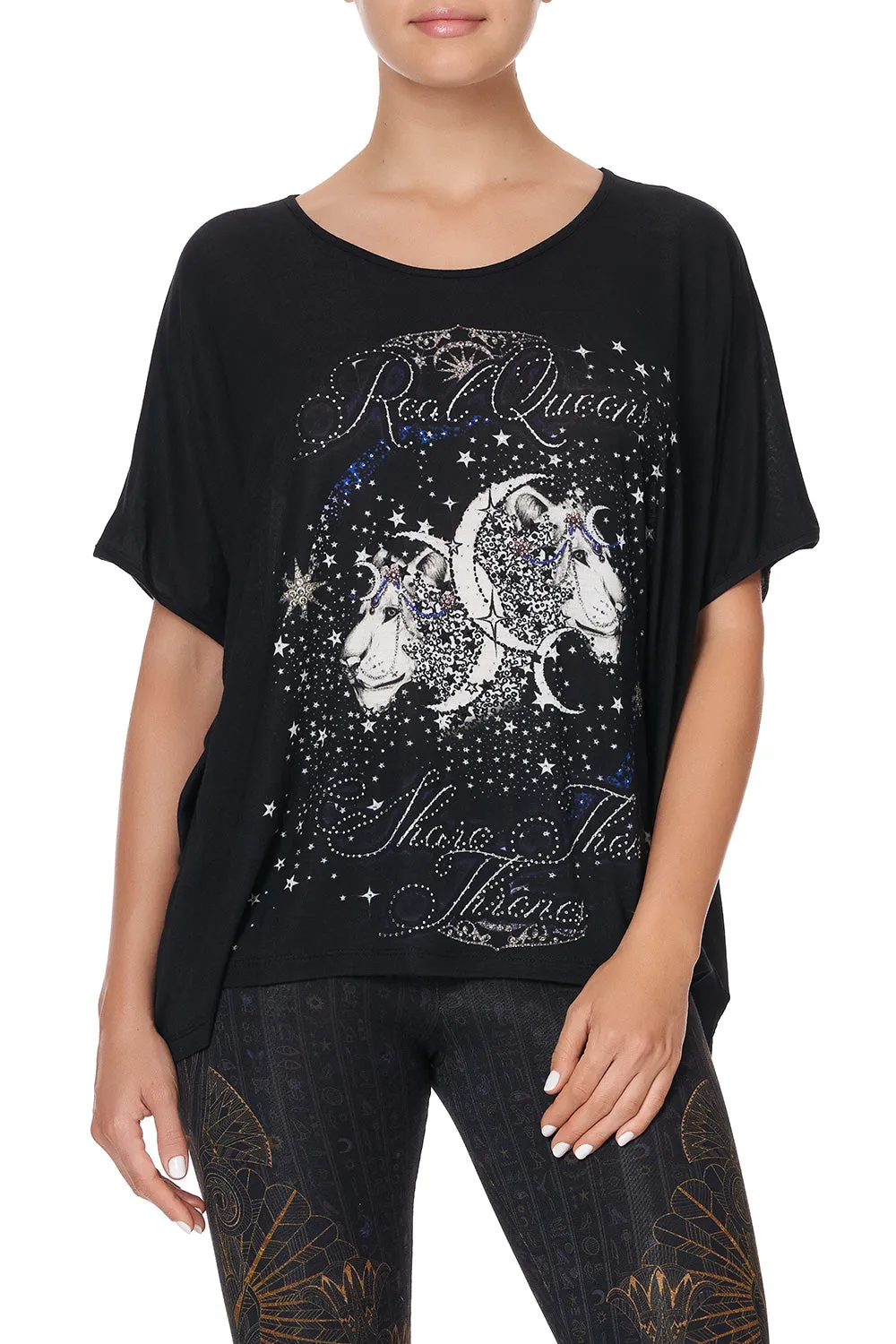 LOOSE FIT ROUND NECK TEE REAL QUEENS SHARE THEIR THRONES